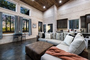 Smart TV, fireplace, table football - Timbuktu with You: Hot Tub, Foosball, WiFi, Pet Friendly (Broken Bow)