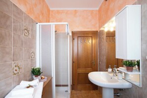 Douche, sèche-cheveux, bidet, serviettes fournies