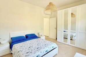 2 bedrooms, WiFi, bed sheets - Velvet Apartment • 7 min from the sea - AC - Parking - Private Courtyard (Porto Pino)