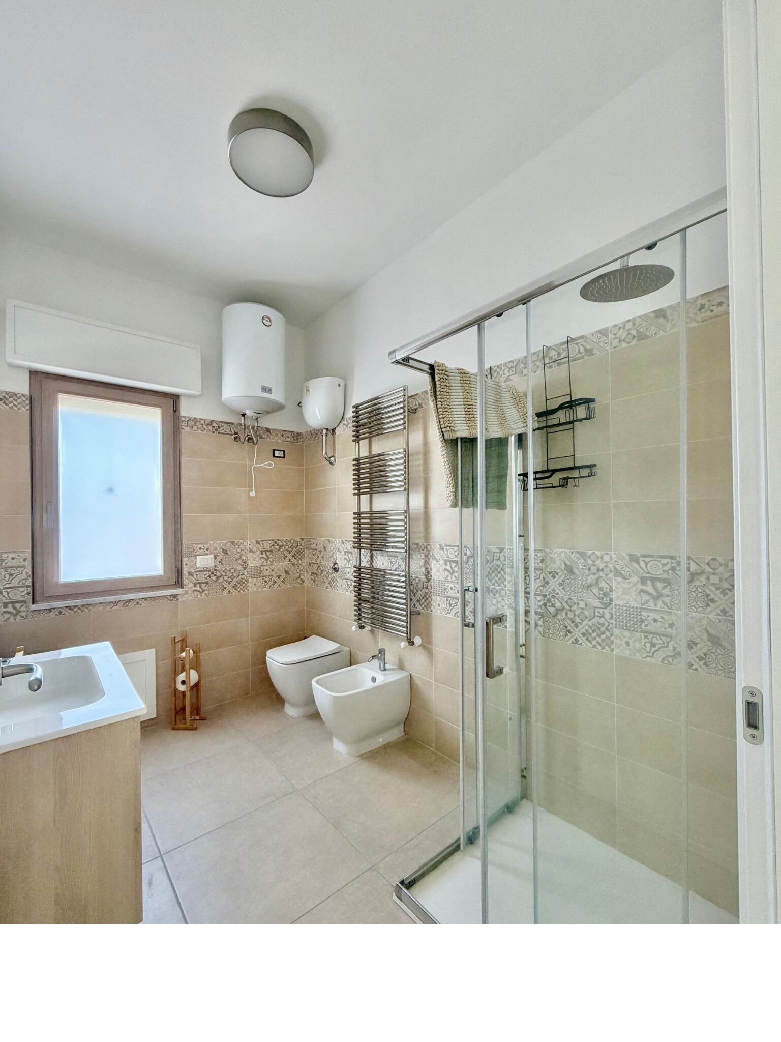 Bruser, hårtørrer, bidet, håndklæder