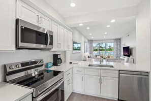 Fridge, microwave, oven, stovetop - #1516 - Amazing Golf and Lake View in Luxury Villa (Naples)