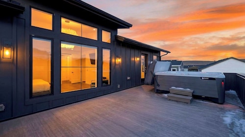 Silver Poppy Lodge by Avantstay Hot Tub + Game Room + Mountain Views Near Main Street Park City