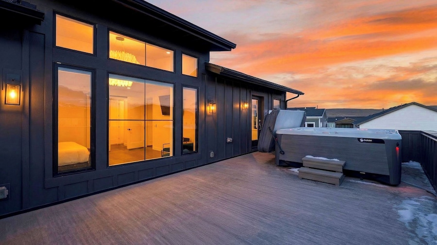 Silver Poppy Lodge by Avantstay Hot Tub + Game Room + Mountain Views Near Main Street Park City
