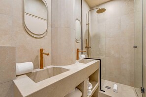 A modern bathroom with a large sink, a mirror, a shower, and a towel rack. - Spacious Apartment - 2br/10p - Place D'italie (Paris)
