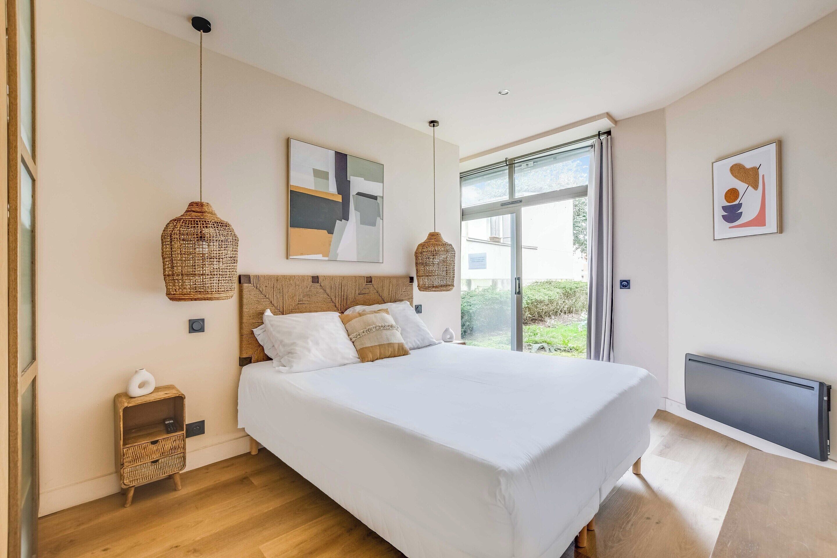3 bedrooms, bed sheets