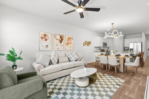 Una sala moderna con sofá, mesa de centro y comedor.