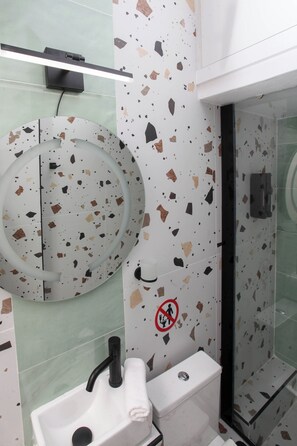 Haartrockner, Handtücher, Seife, Toilettenpapier