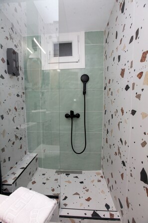 Haartrockner, Handtücher, Seife, Toilettenpapier