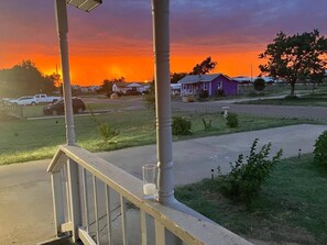 Property grounds - Cozy and clean 2-bedroom house in welcoming Borger with AC (Borger)