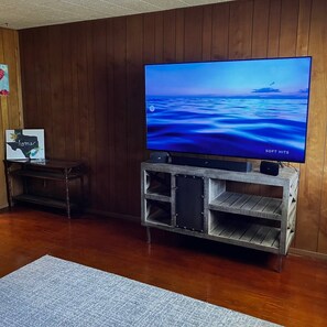 Interior - Cozy and clean 2-bedroom house in welcoming Borger with AC (Borger)