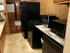 Private kitchen - Cozy and clean 2-bedroom house in welcoming Borger with AC (Borger)