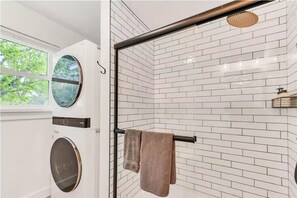 Shower, hair dryer, towels, soap - River House- Belfast Maine (Belfast)
