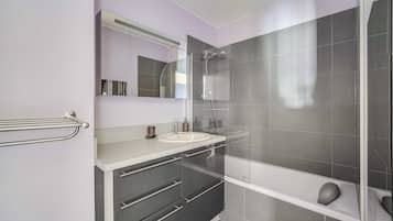Rumah | Kamar mandi | Pengering rambut, handuk, dan sampo