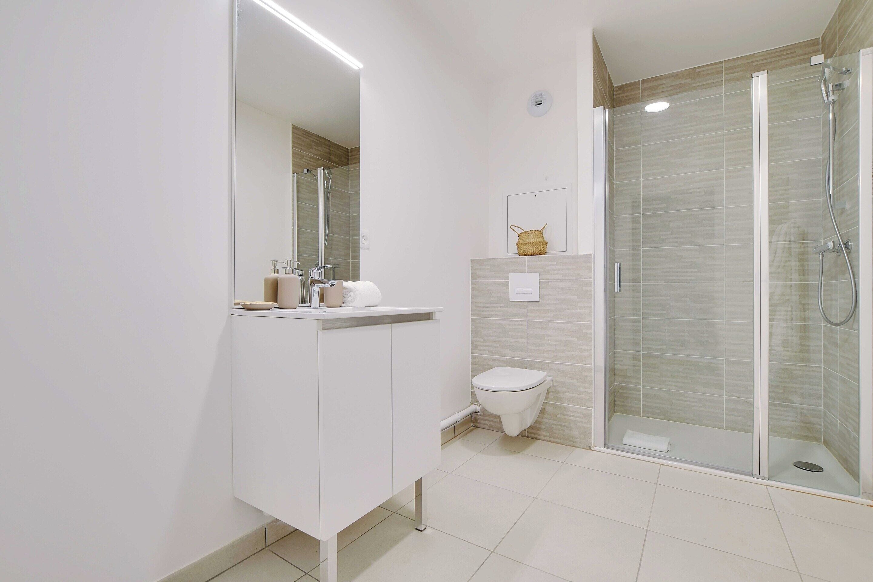 Apartment | Bathroom | Hair dryer, towels, shampoo