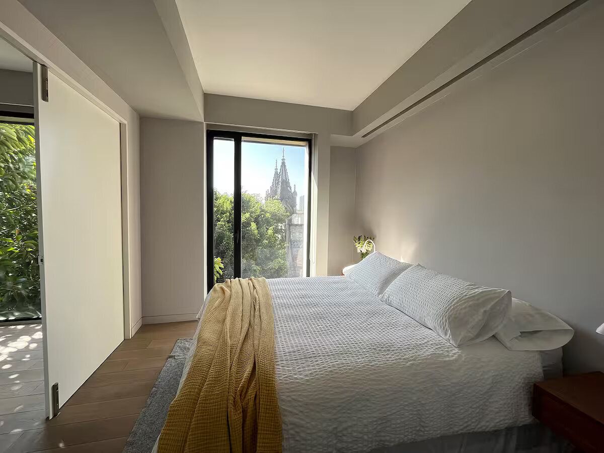 1 habitación, tabla de planchar con plancha y cuna de viaje 