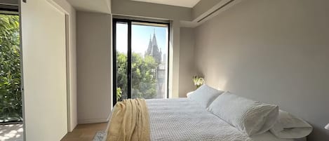 1 habitación, tabla de planchar con plancha y cuna de viaje