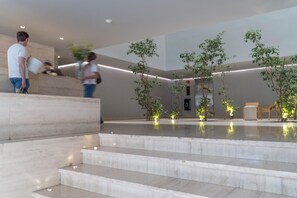Lobby - Cute, modern apartment • 24/7 Doorman Safe + Secure • Walk everywhere (Ciudad de México)