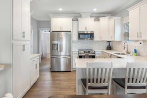 Fridge, microwave, oven, stovetop - Carolina Haven, just blocks from the beach (Carolina Beach)