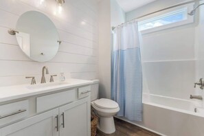 Shower - Carolina Haven, just blocks from the beach (Carolina Beach)