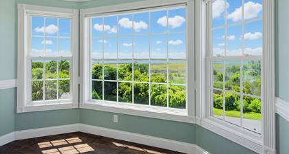 ~Salt & Sear~ 2 min walk to the beach- amazing sunset views- PET FRIENDLY