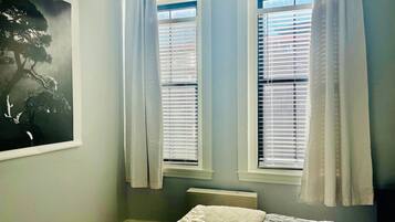 Ferros/tábuas de passar roupa, berço de viagem, Wi-Fi, roupa de cama