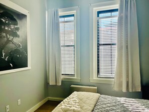 Ferros/tábuas de passar roupa, berço de viagem, Wi-Fi, roupa de cama