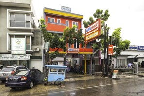 Parking - Luxury Triple Suite W/ Free WiFi and Parking (Bandung)