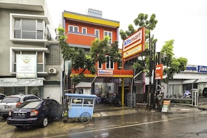 Parking - Family Luxury Suite W/Free WiFi and Parking (Bandung)