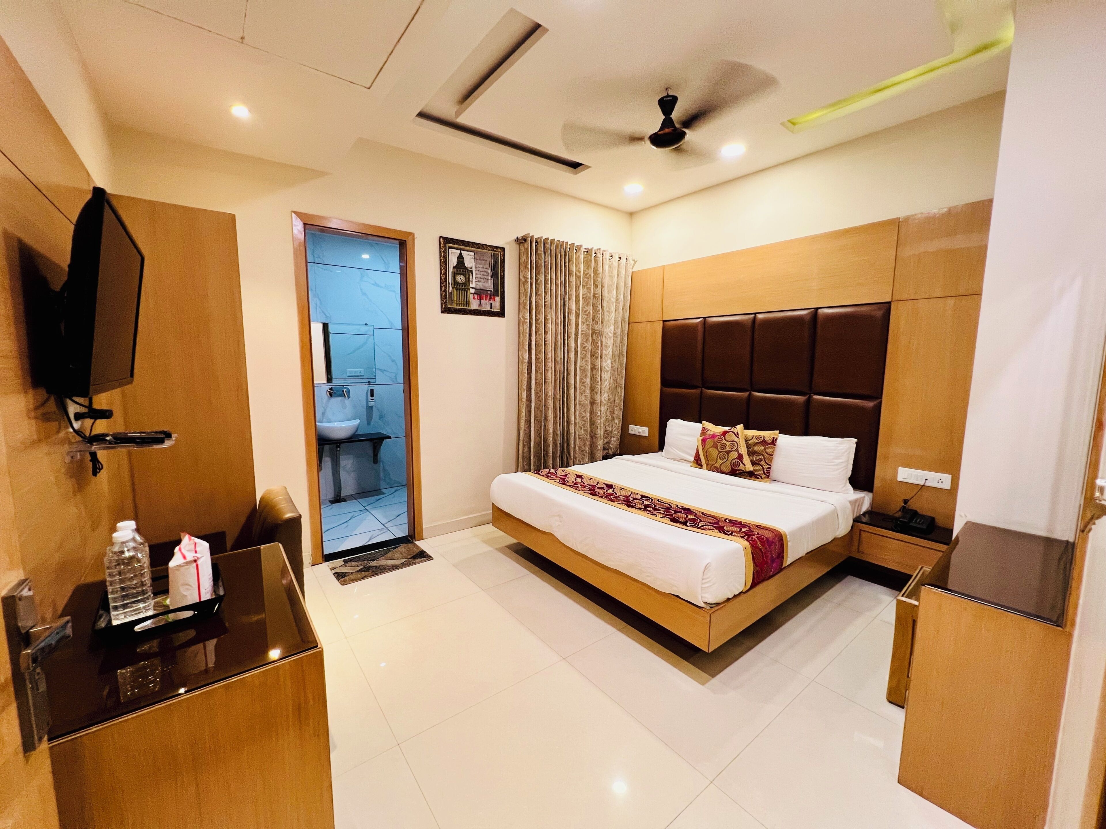 Kamar Double Eksklusif | Seprai premium, selimut bulu angsa, dan meja kerja