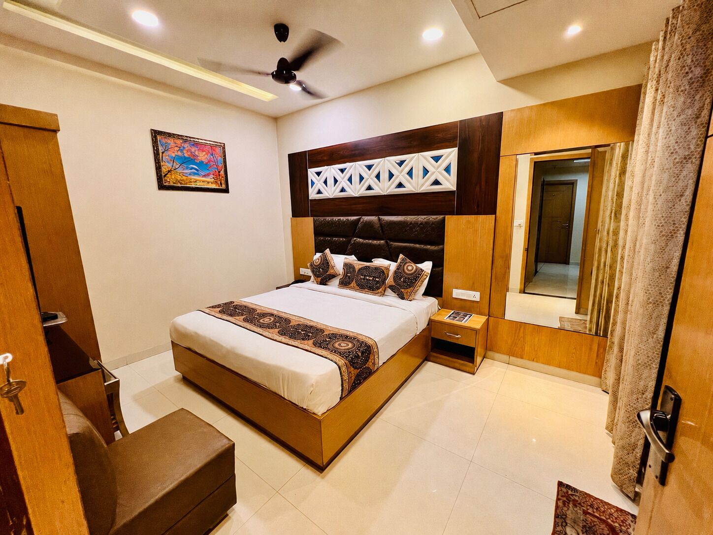 Kamar Double Standar | Seprai premium, selimut bulu angsa, dan meja kerja