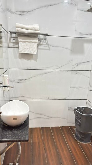 Ilmaiset hygieniatuotteet, hiustenkuivaaja, tohvelit, pyyhkeet
