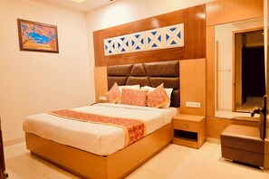 Soundproofing, free WiFi - THE KING HAWK Nearby GOLDEN TEMPLE (Amritsar)