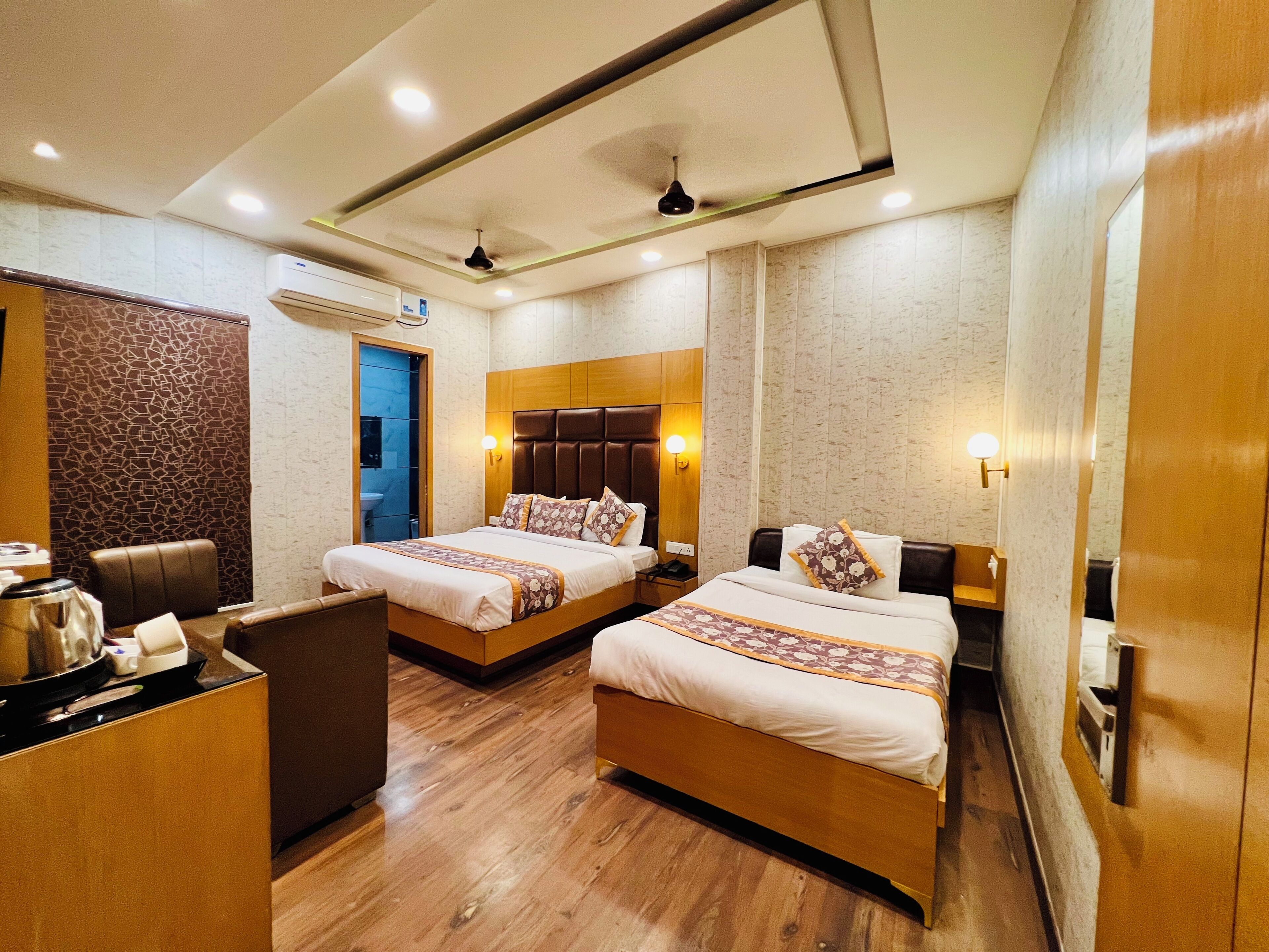 Kamar Triple Eksekutif | Seprai premium, selimut bulu angsa, dan meja kerja