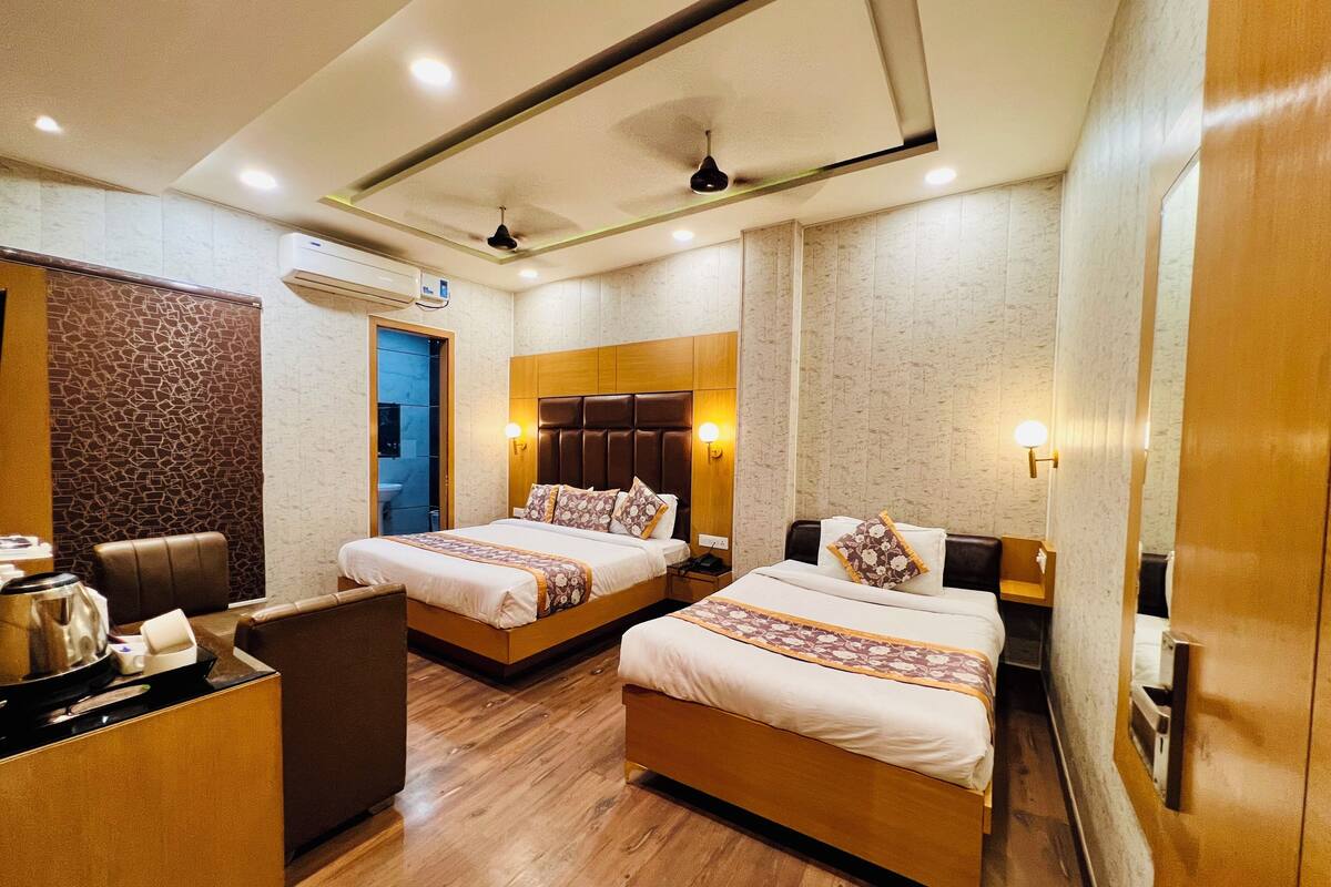 Habitación triple ejecutiva | Ropa de cama de alta calidad, edredones de plumas, escritorio