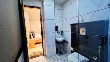 Grand Studio Suite | Bathroom | Rainfall showerhead, free toiletries, hair dryer, slippers