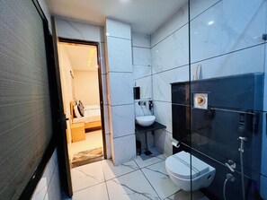 Studio Suite Grand | Kamar mandi | Pancuran hujan, perlengkapan mandi gratis, pengering rambut, dan sandal