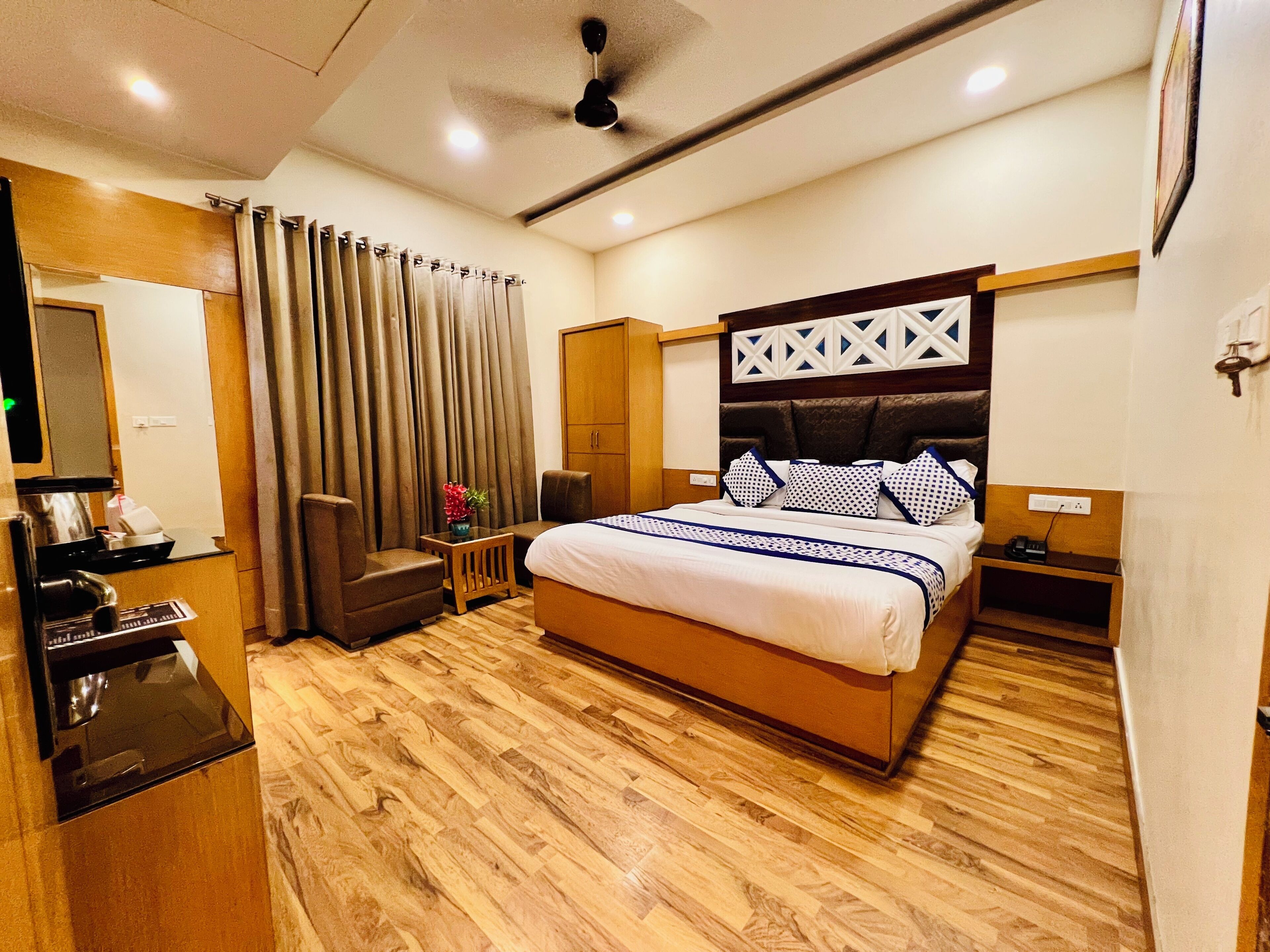 Kamar Double Superior, pemandangan kota | Seprai premium, selimut bulu angsa, dan meja kerja