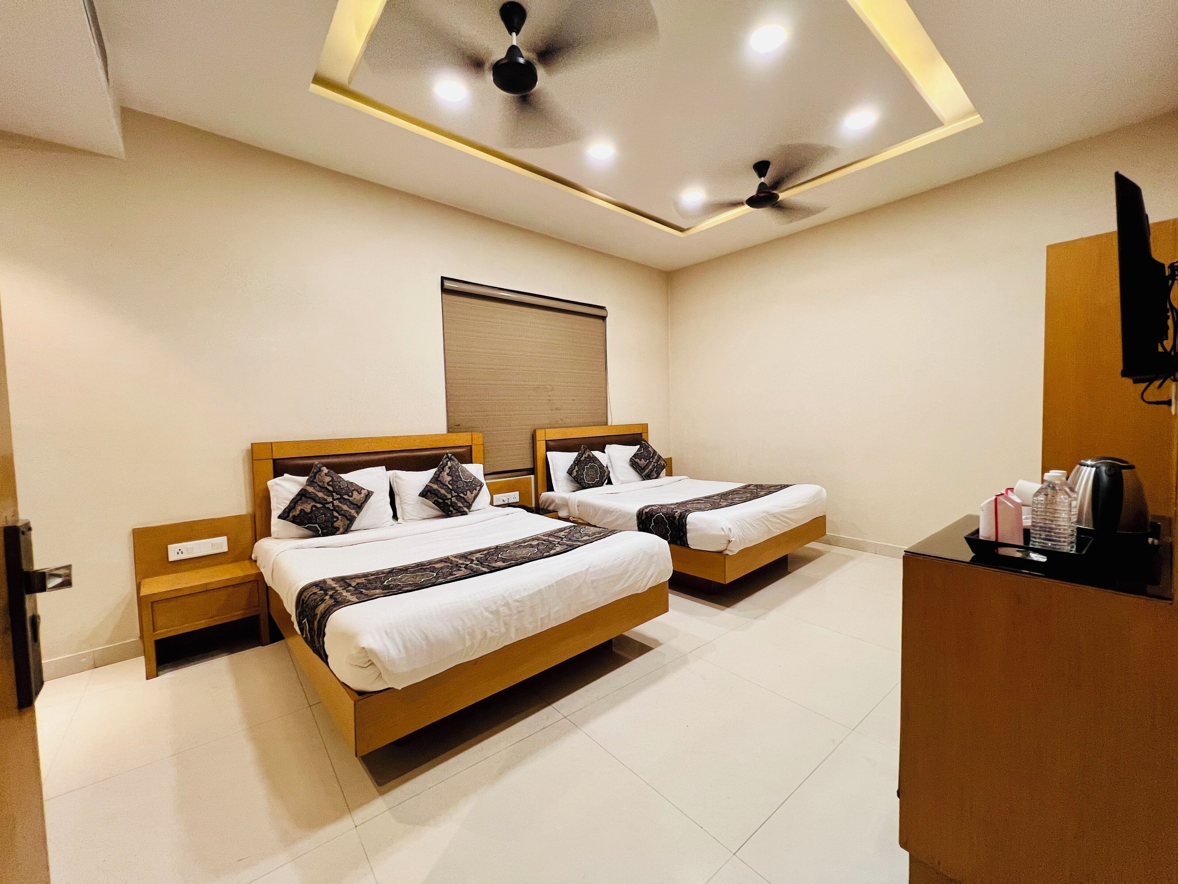 Studio Suite Grand | Seprai premium, selimut bulu angsa, dan meja kerja