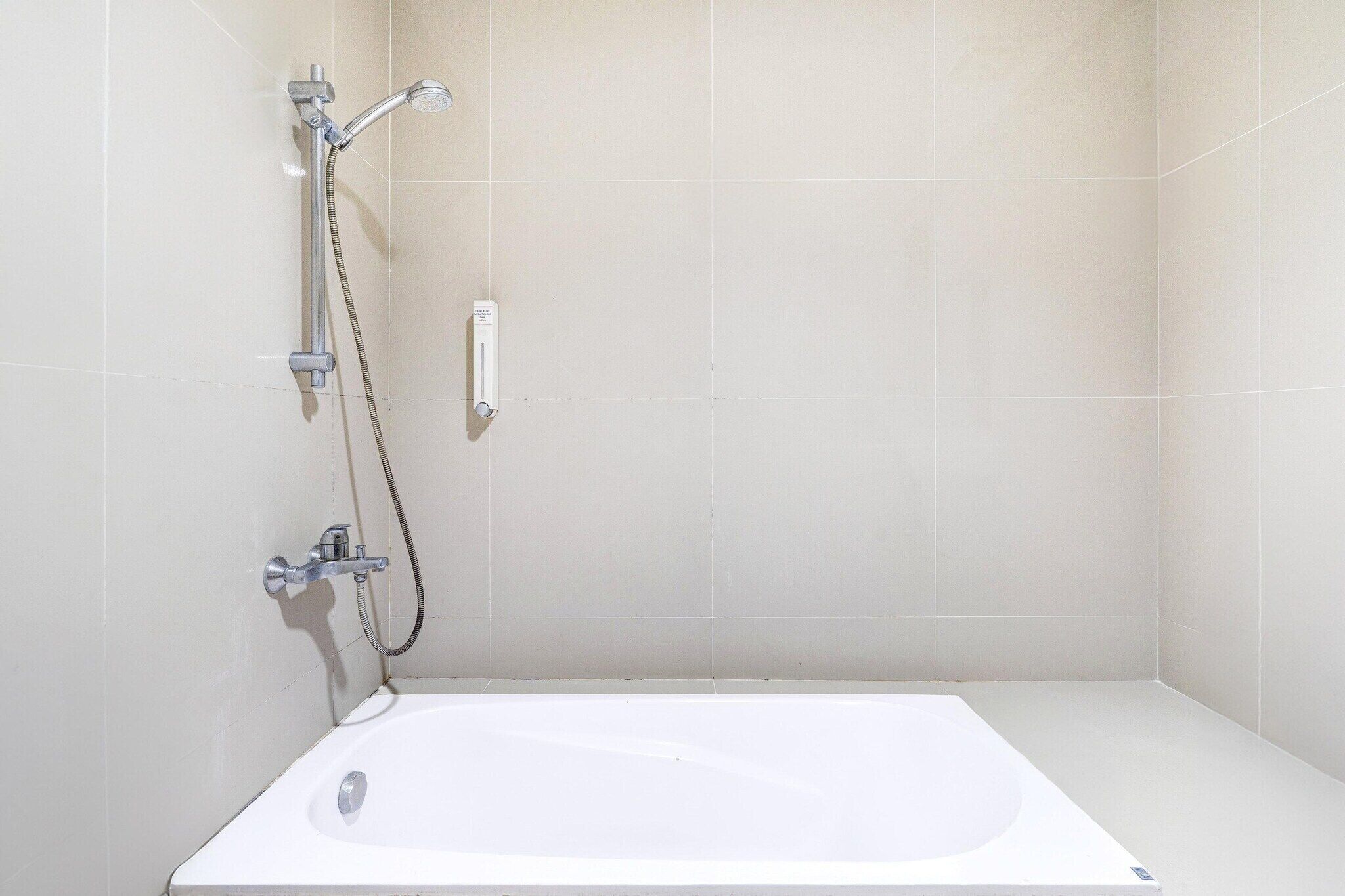 Een douche, een bidet, handdoeken