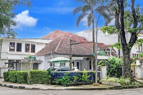 Luxury Twin Stay with Free WiFi and Parking