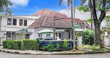 Luxury Twin Stay with Free WiFi and Parking