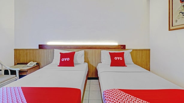 Desk, free WiFi, bed sheets - Luxury Twin Stay with Free WiFi and Parking (Bandung)