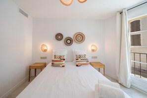 Apartment | 3 bedrooms, laptop workspace, iron/ironing board, bed sheets - Apartment Place des Lices -2bdr/6p- Saint Tropez (Saint-Tropez)