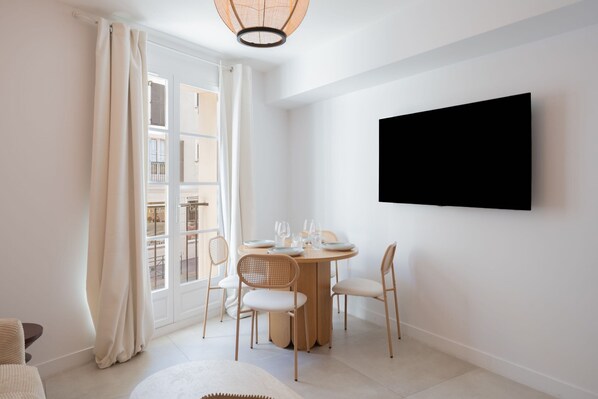 Apartment | Dining - Apartment Place des Lices -2bdr/6p- Saint Tropez (Saint-Tropez)