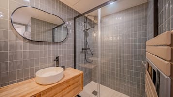Apartment | Bathroom | Hair dryer, towels, shampoo