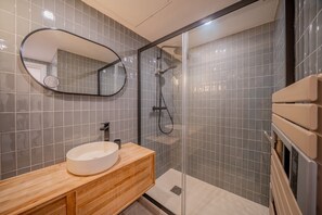 Apartment | Bathroom | Hair dryer, towels, shampoo - Apartment Place des Lices -2bdr/6p- Saint Tropez (Saint-Tropez)