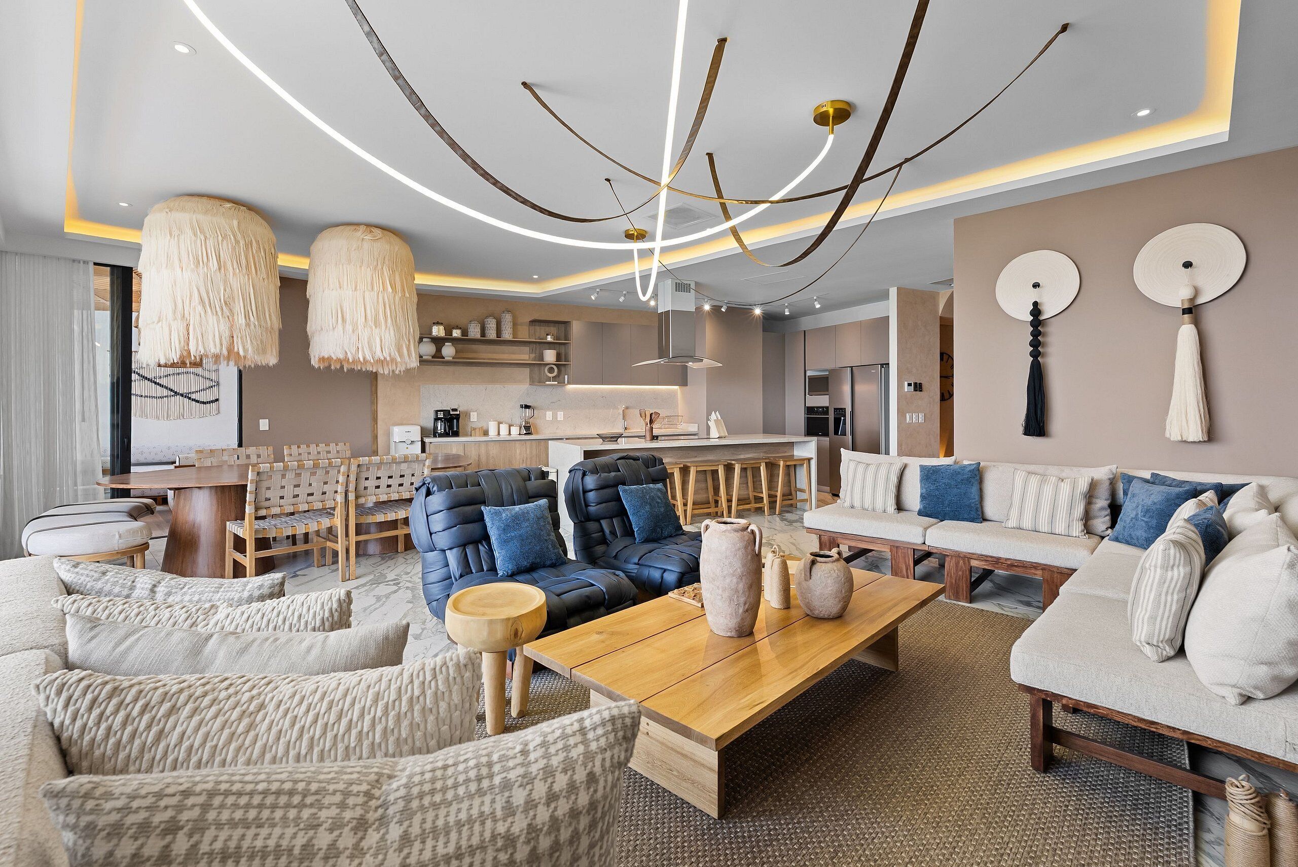 Departamento superior | Área de sala de estar | Televisión LED de 50 pulgadas con canales por cable 