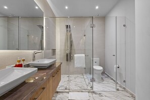 Premium appartement | Badkamer | Gratis toiletartikelen, een haardroger, handdoeken, zeep