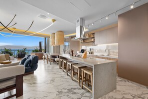 Appartamento Premium | Cucina privata | Frigorifero, microonde, forno, piano cottura