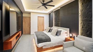 Luxe appartement | Luxe beddengoed, een kluis op de kamer, een bureau, een laptopwerkplek